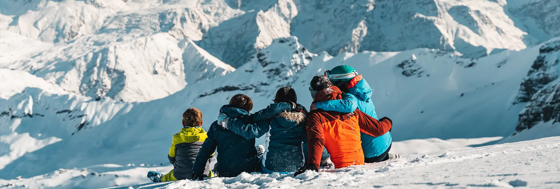 Famille au ski face au Mont-Blanc