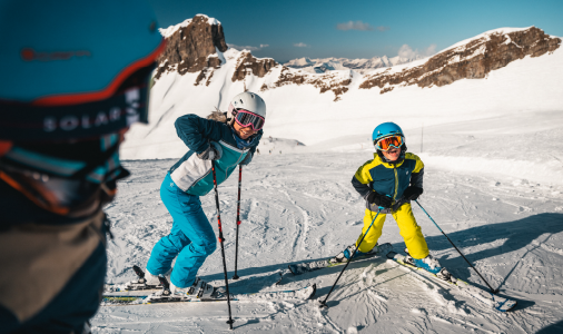 Famille sur les pistes de ski à Flaine