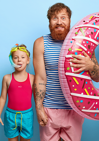 adulte et enfant piscine