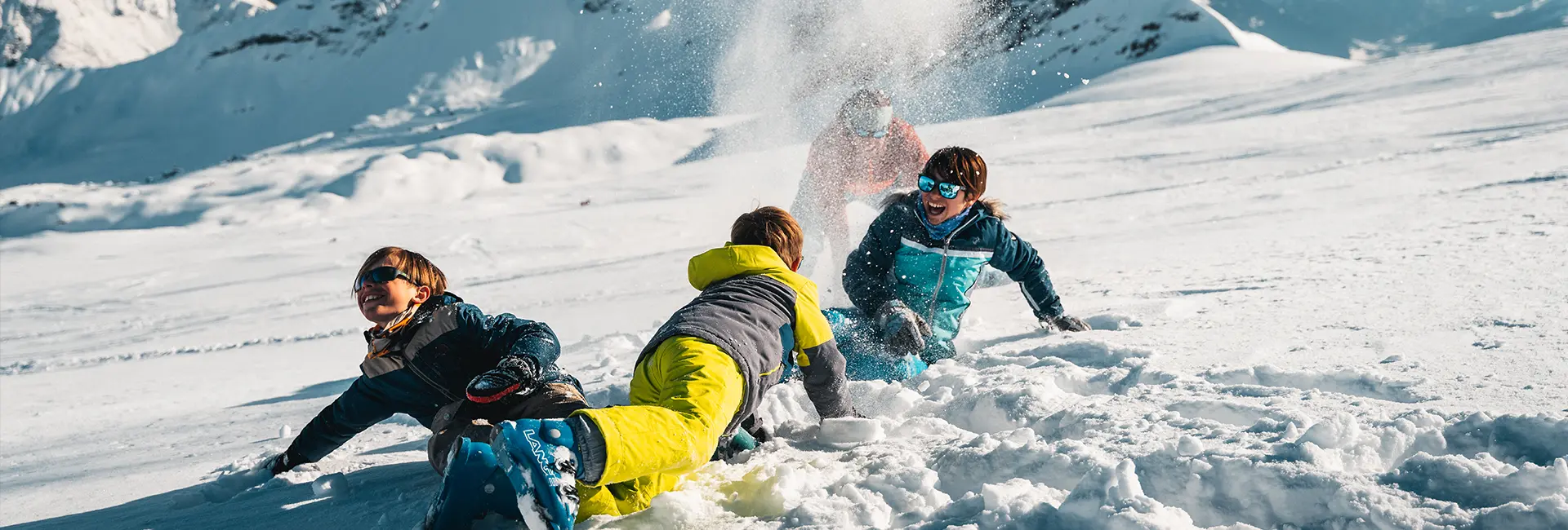 Famille joue dans la neige à Flaine