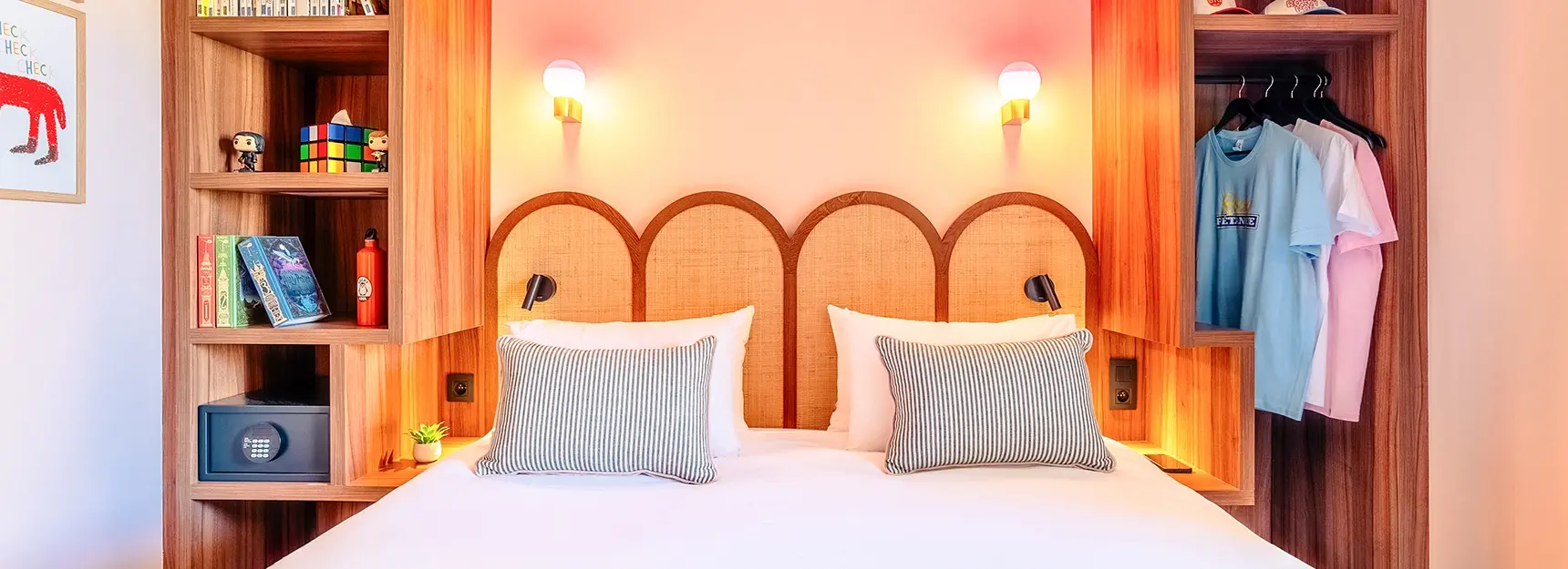 Lit double entouré de rangements muraux sur trois côtés – chambre RockyPop Marseille