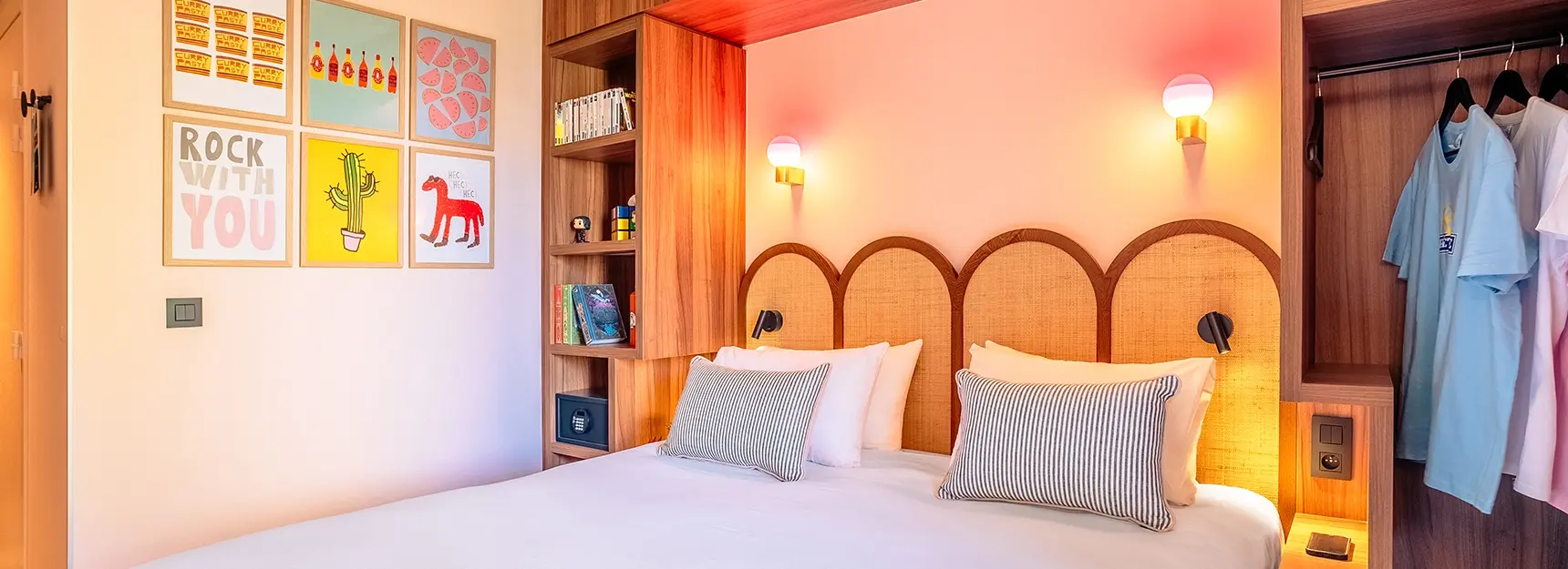 Lit double entouré de rangements muraux sur trois côtés – chambre RockyPop Marseille