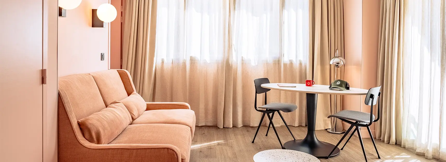 Pièce à vivre avec coin salon, table et deux grandes fenêtres dont un balcon - rockypop marseille