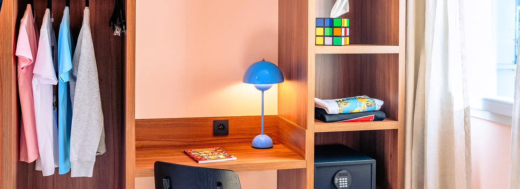 Coin bureau avec rangement autour et une fenêtre à droite - rockypop marseille