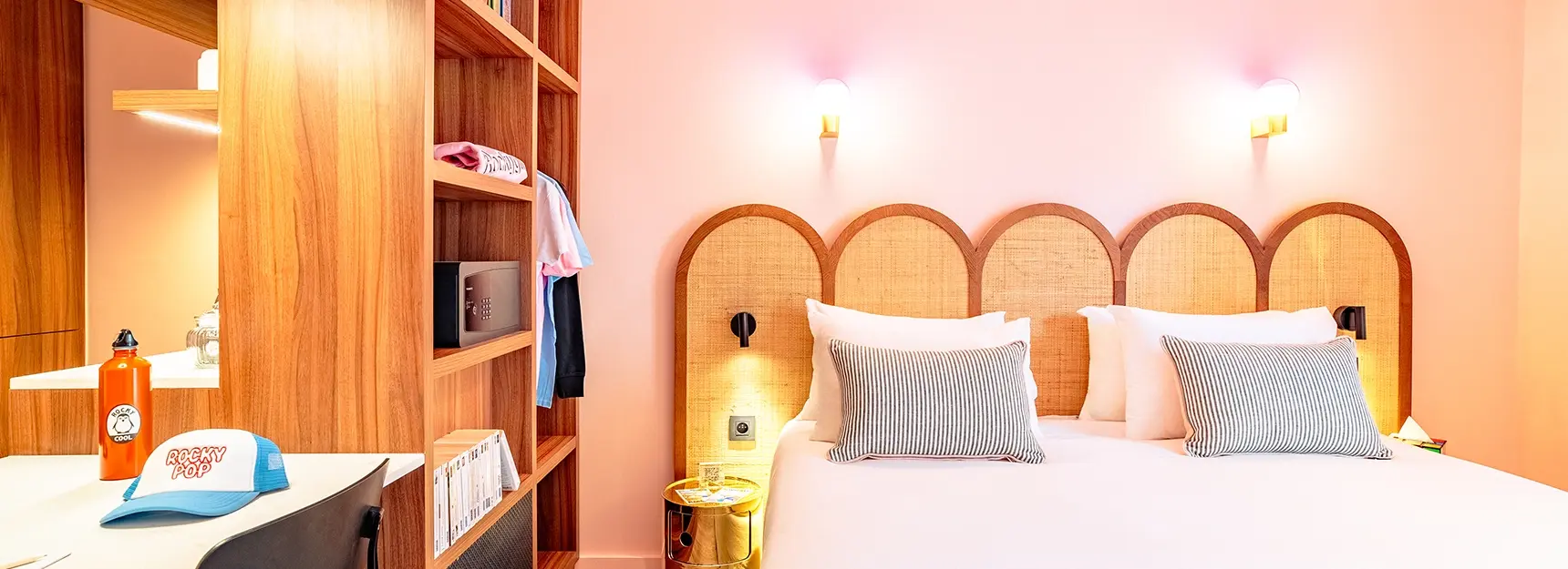 Face au lit double : tête de lit avec lumières murales, grand placard à gauche – chambre RockyPop Marseille