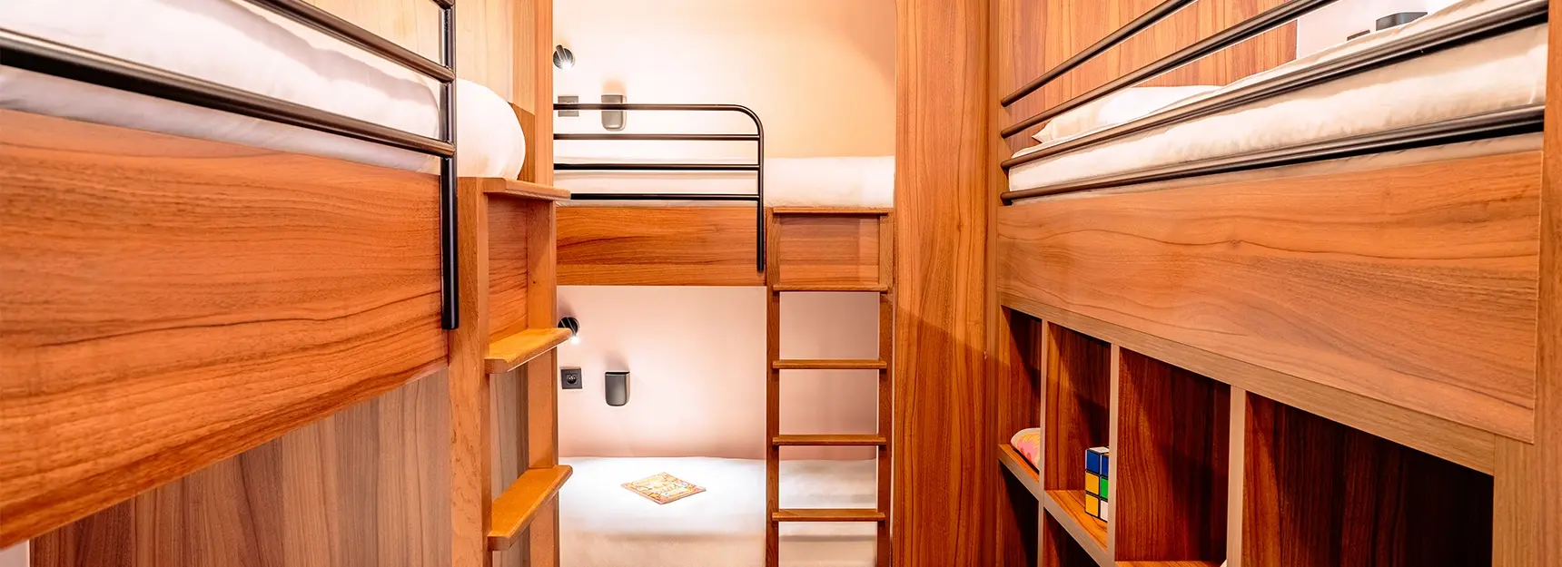 Pièce avec 5 lits superposés et des rangements en bas à droite - rockypop marseille