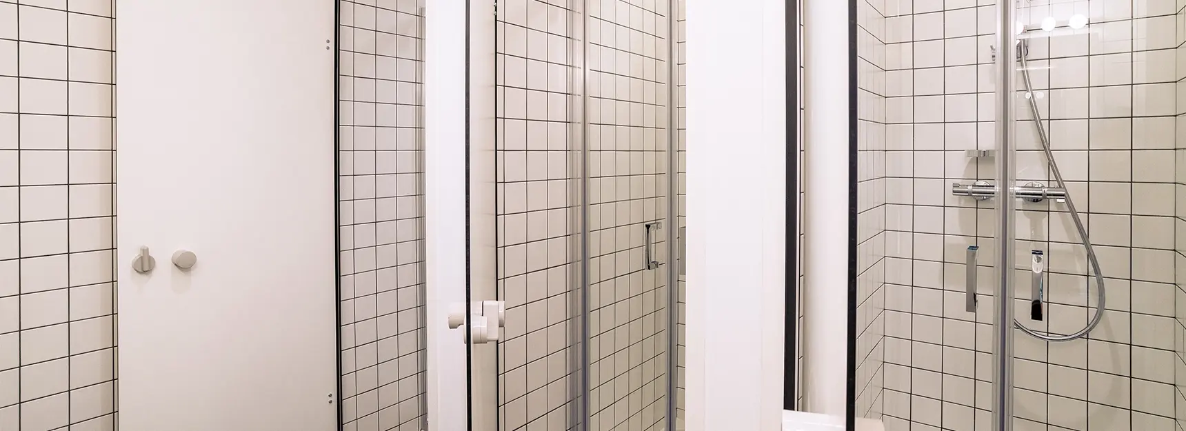 Salle de bain avec 3 douches - rockypop marseille