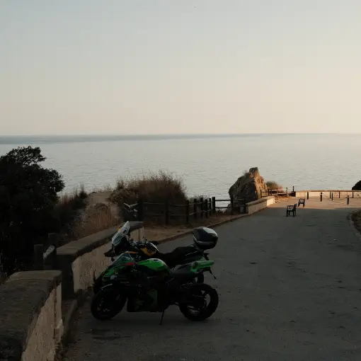 Roadtrip moto Marseille : faites étape au RockyPop à deux pas de la méditerranée